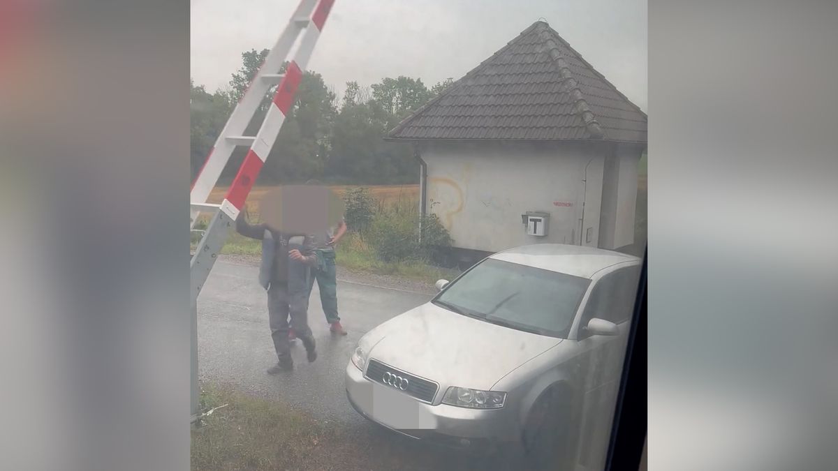Audi uvázlo na přejezdu na Svitavsku. Po vysvobození řidiče chytali na dálnici D11